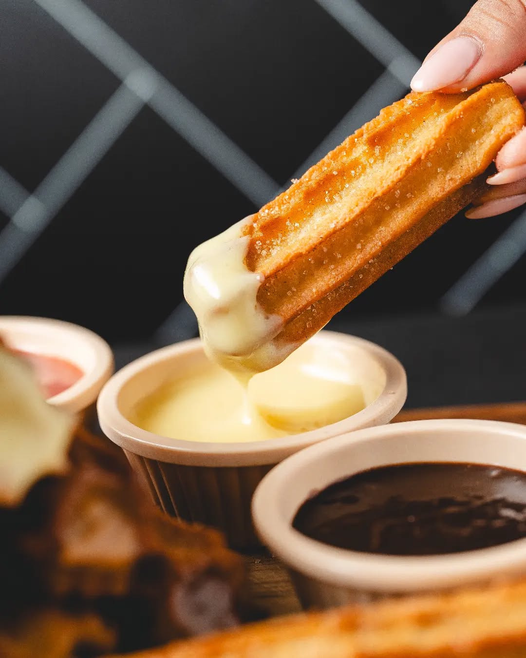 Churro mojado en salsa de vainilla