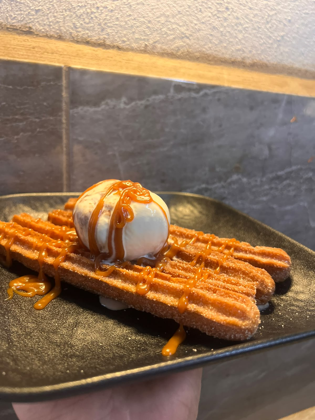Churros con helado y caramelo