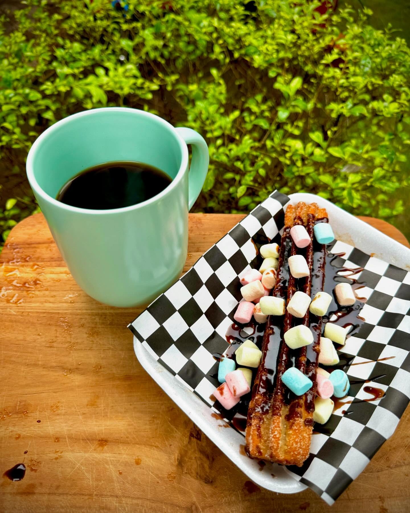 Churro con chocolate y malvaviscos de colores