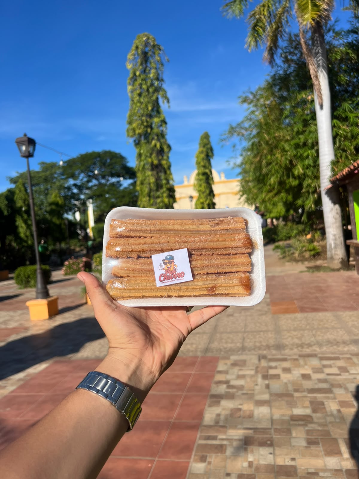 Paquete de churros de Papi Churro en una plaza