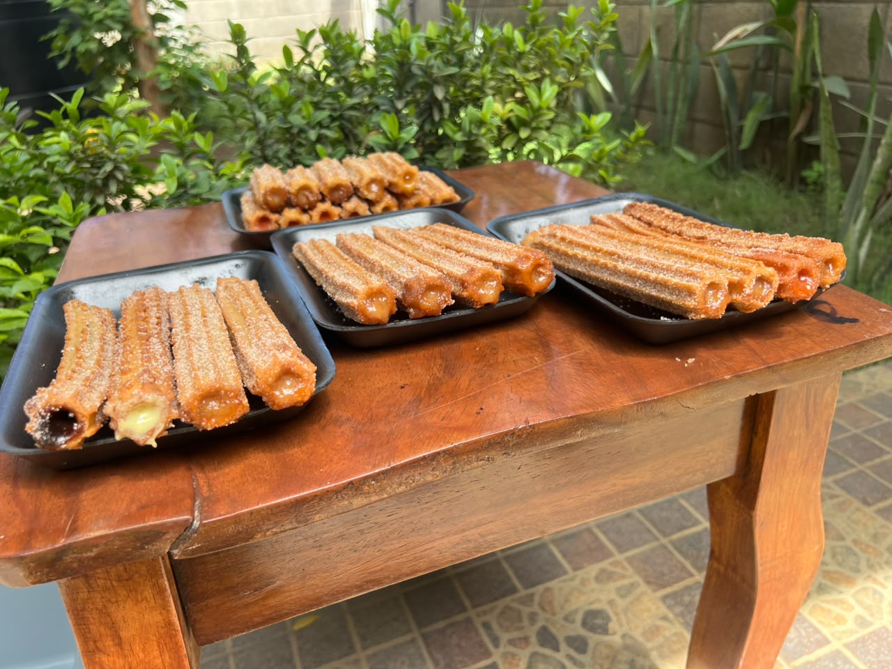 Bandejas de churros rellenos de chocolate, vainilla y dulce de leche